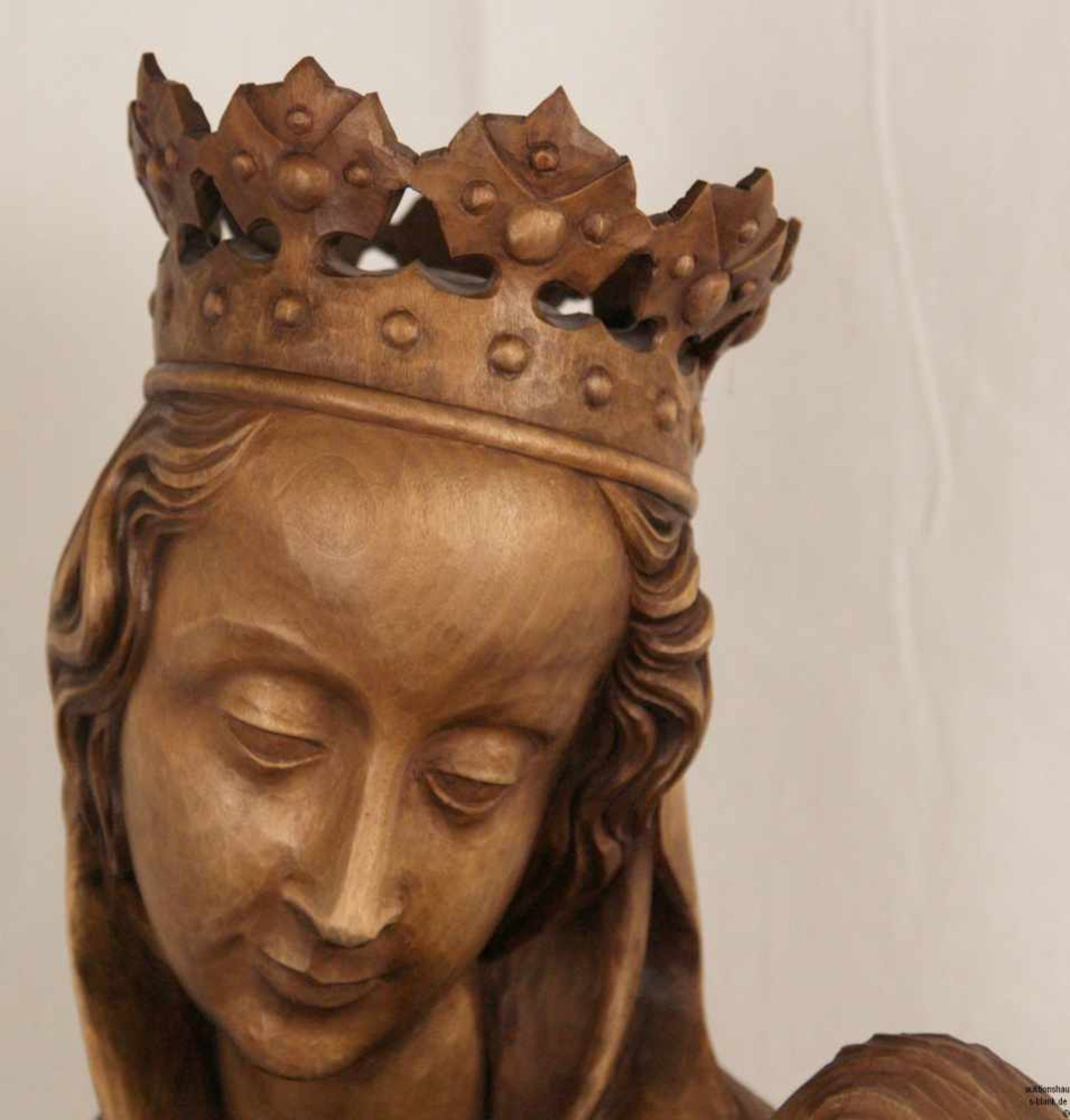 Madonna mit Kind - Holz vollrund geschnitzt, hinten abgeflacht, auf einer Plinthe stehende, Maria - Bild 4 aus 6