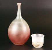 Konvolut Glaskunst - 2-tlg.: 1x Vase mit stark verjüngtem Hals, dünnes Glas, farbig überfangen, am