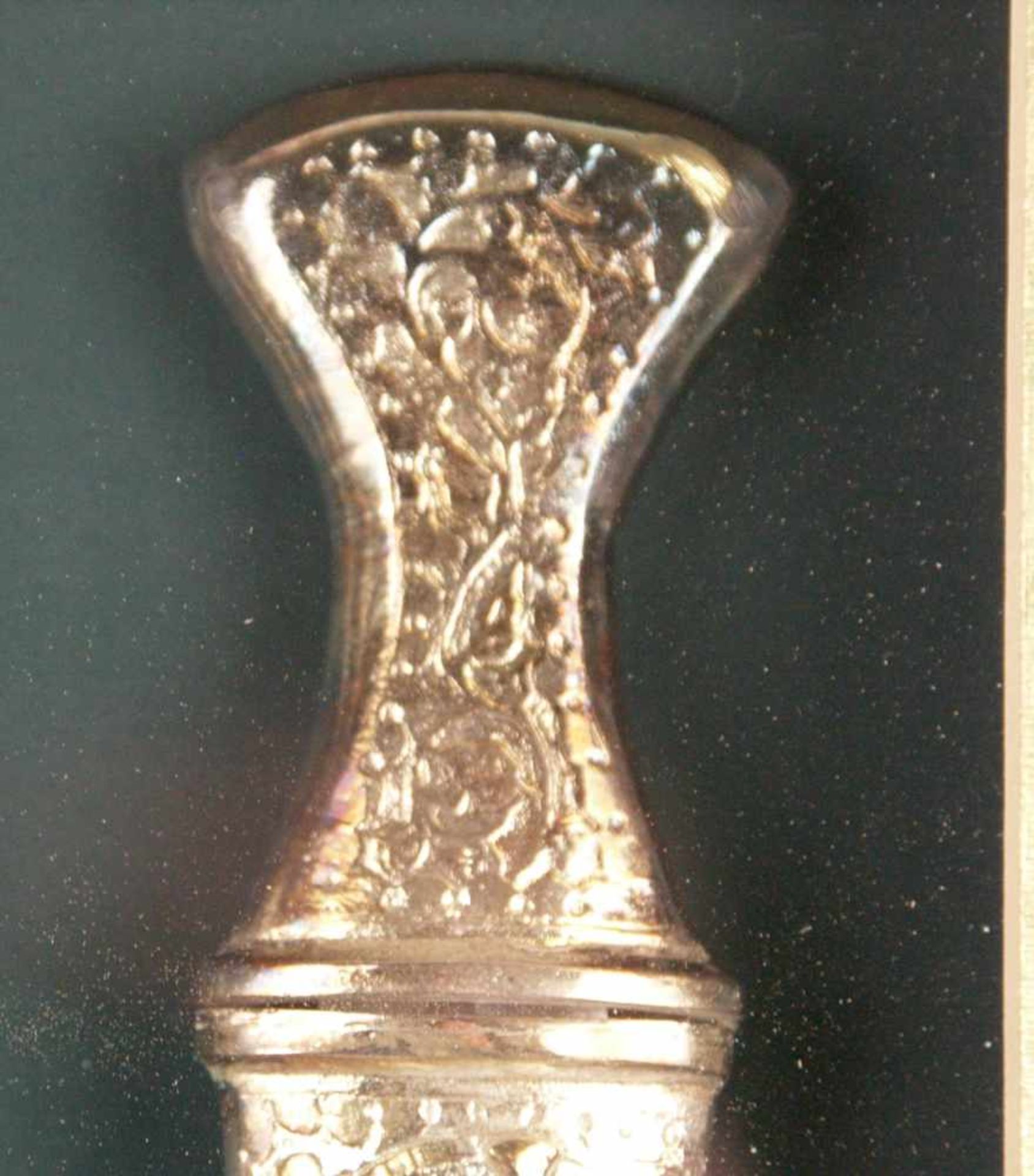 Schmuckdolch/Wandzier - Jambiya,mit dekorativer Reliefzier,wohl Silberblech,Saudi-Arabien,unter Glas - Bild 4 aus 5