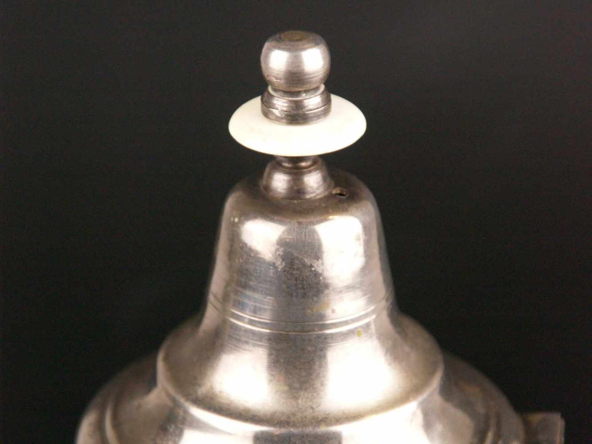 Kanne - Silber?,wohl osmanisch, godronierte Wandung auf vier Standfüßen, stupaartiger gestufter - Bild 4 aus 6