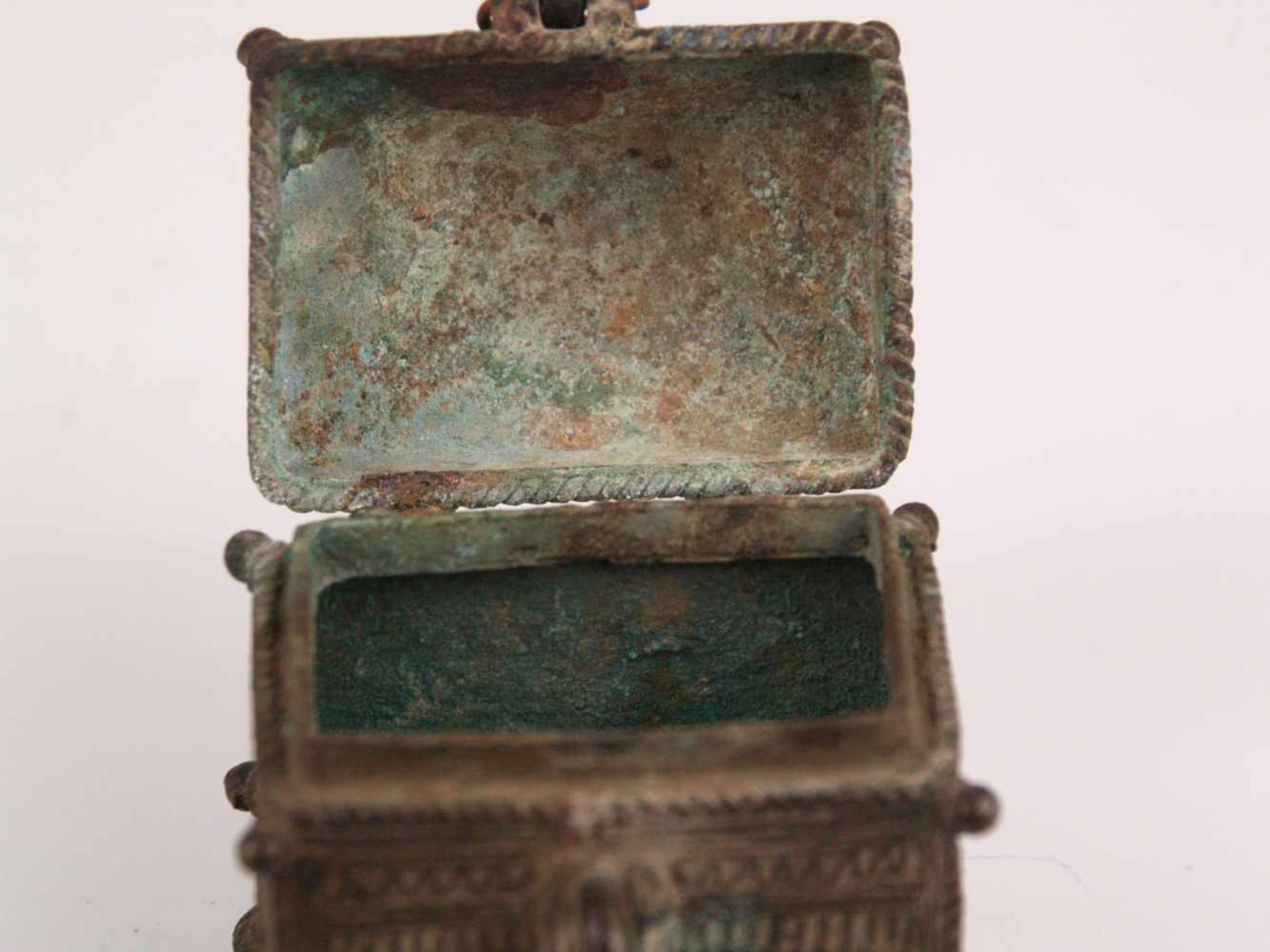 Kleine Schatulle - Bronze, Benin?, rechteckiger Korpus mit Schließe auf vier hohen Füßen, gegrateter - Bild 5 aus 5