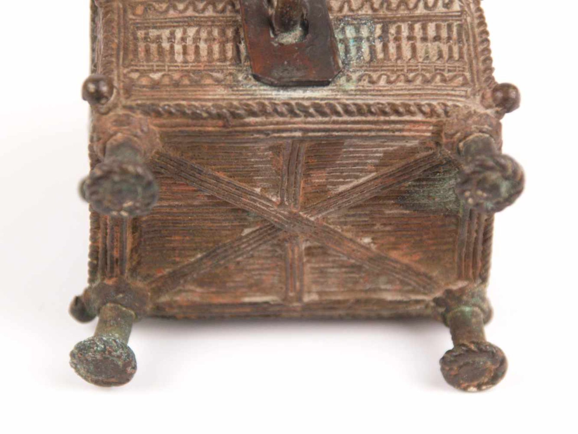 Kleine Schatulle - Bronze, Benin?, rechteckiger Korpus mit Schließe auf vier hohen Füßen, gegrateter - Bild 4 aus 5