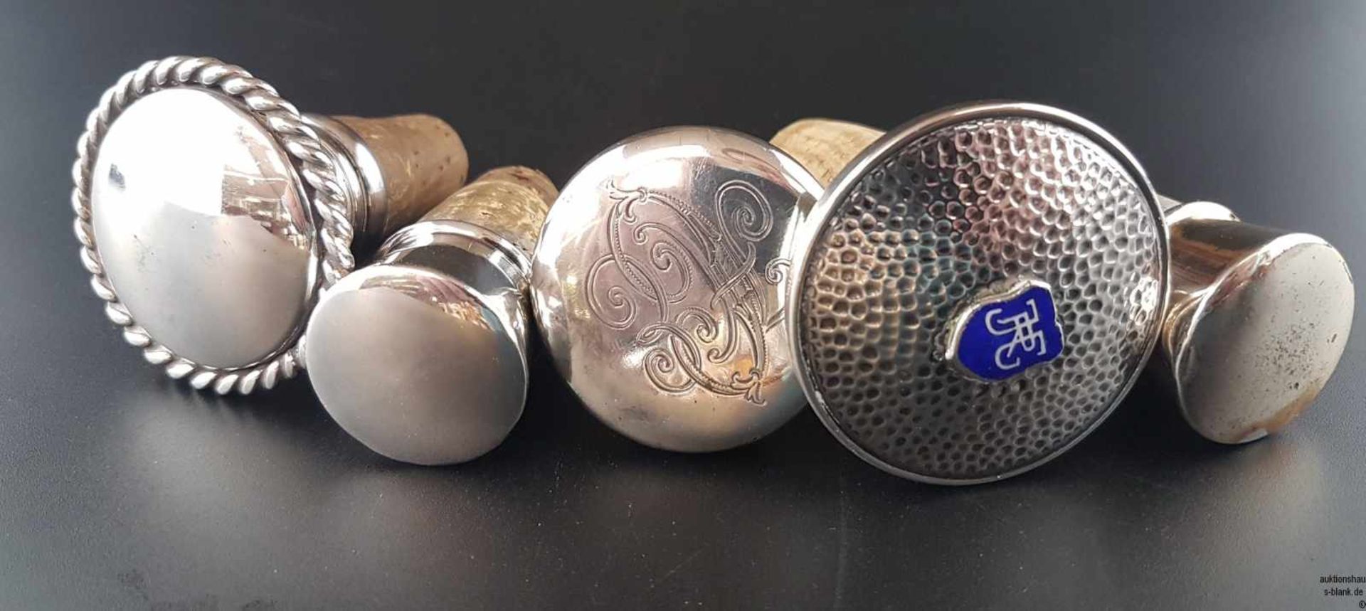 Fünf Silberne Flaschenverschlüssen - verschiedene Ausformungen und Dekore, Silber gepunzt 925/835/ - Bild 2 aus 3