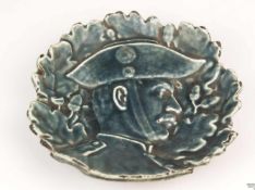 Eisenschale - Hanau, Eisenkunstguss emailiert, runde Form mit Blattrand auf drei Standfüßchen, im