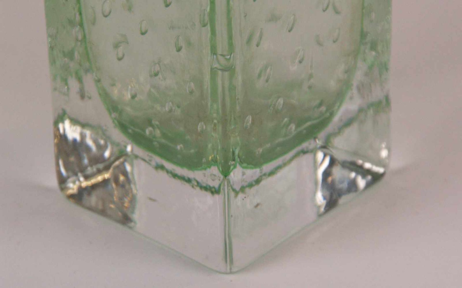 Glasvase - dickewandiges grünes Glas mit Luftblasen-Einschlüssen, rechteckiger Korpus mit leicht - Bild 3 aus 4