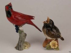 Zwei Porzellan-Vogelfiguren - Hutschenreuther, 1x 'Rotkardinal', grüne Löwenmarke, Kardinal auf