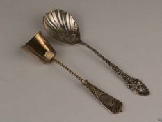 Löffel und Zuckerschaufel - Silber 800, Stempel mit Halbmond und Krone, üppige Reliefzier, Griffende