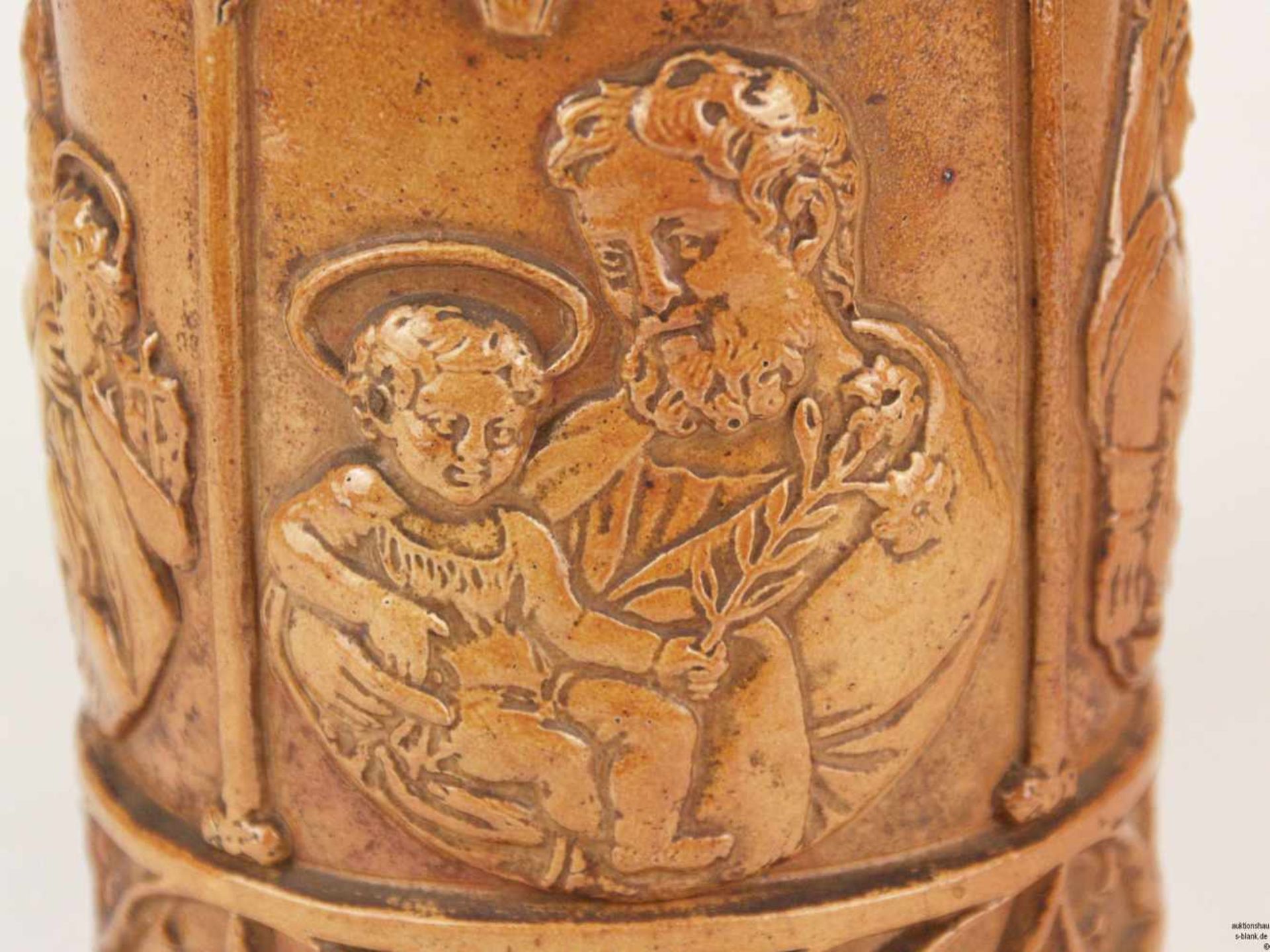 Schraubflasche - 19. Jh., Steingut, braun glasiert, Reliefdekor mit Heiliger Familie in stilisierter - Bild 5 aus 8