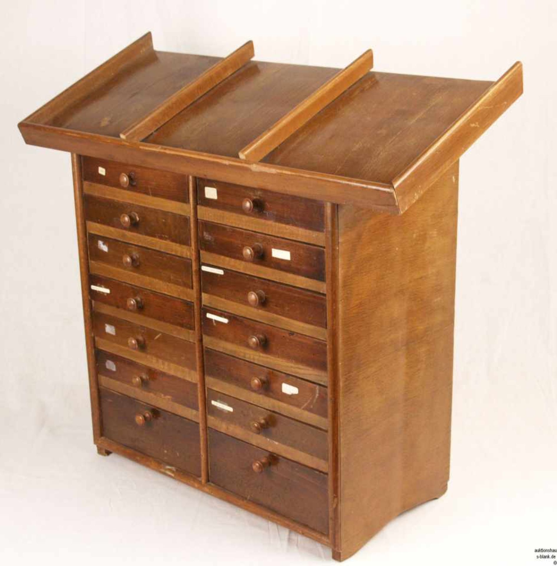 Holzschränkchen - rechteckiges Holzgehäuse, 14 Schubladen in zwei Reihen, obere Platte mit 3 - Bild 5 aus 6