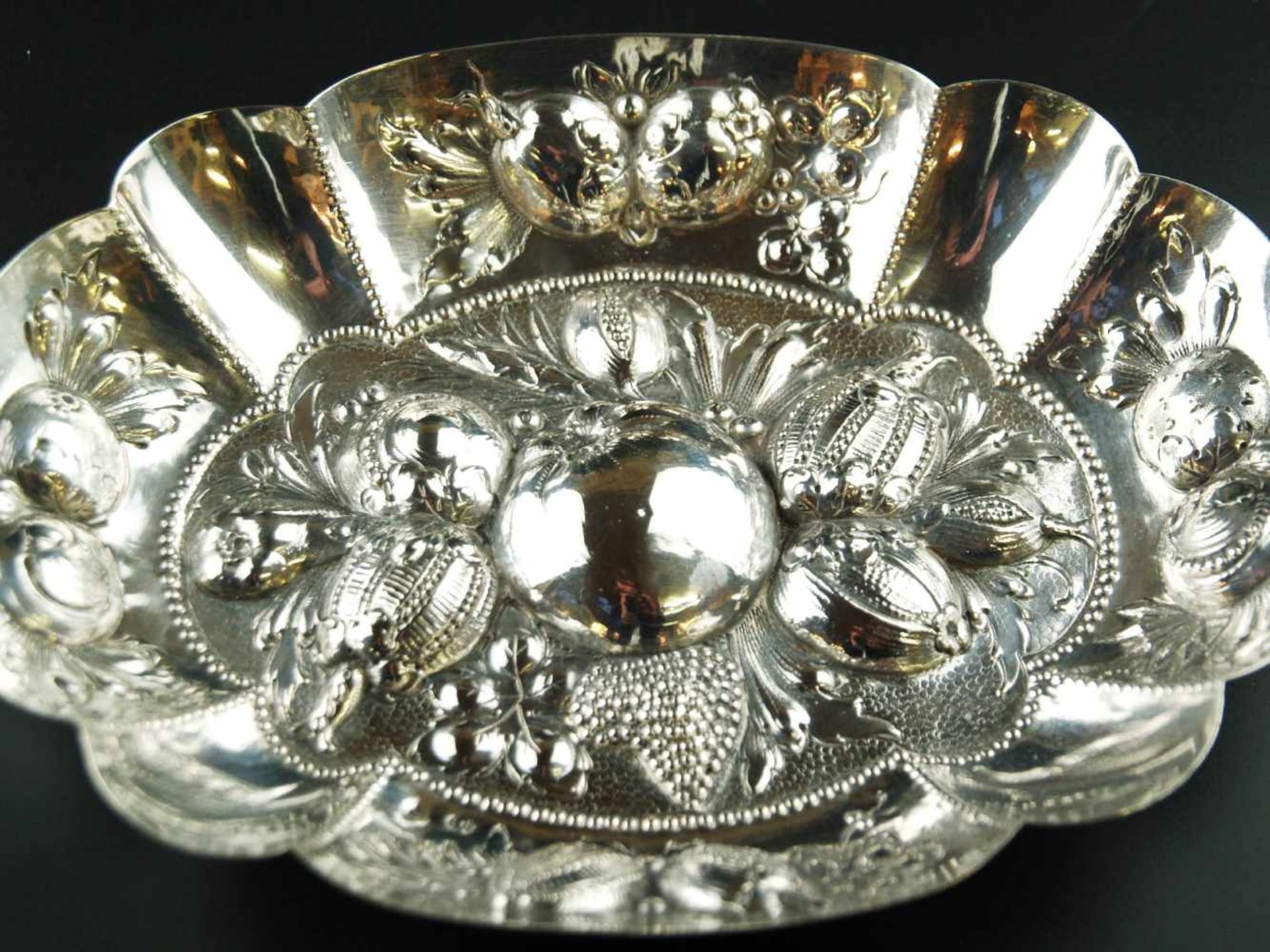 Zierschale - Deutsch, 20.Jhd., 800er Silber, gepunzt, aufwendiges Obst- und Blumendekor, - Bild 2 aus 4