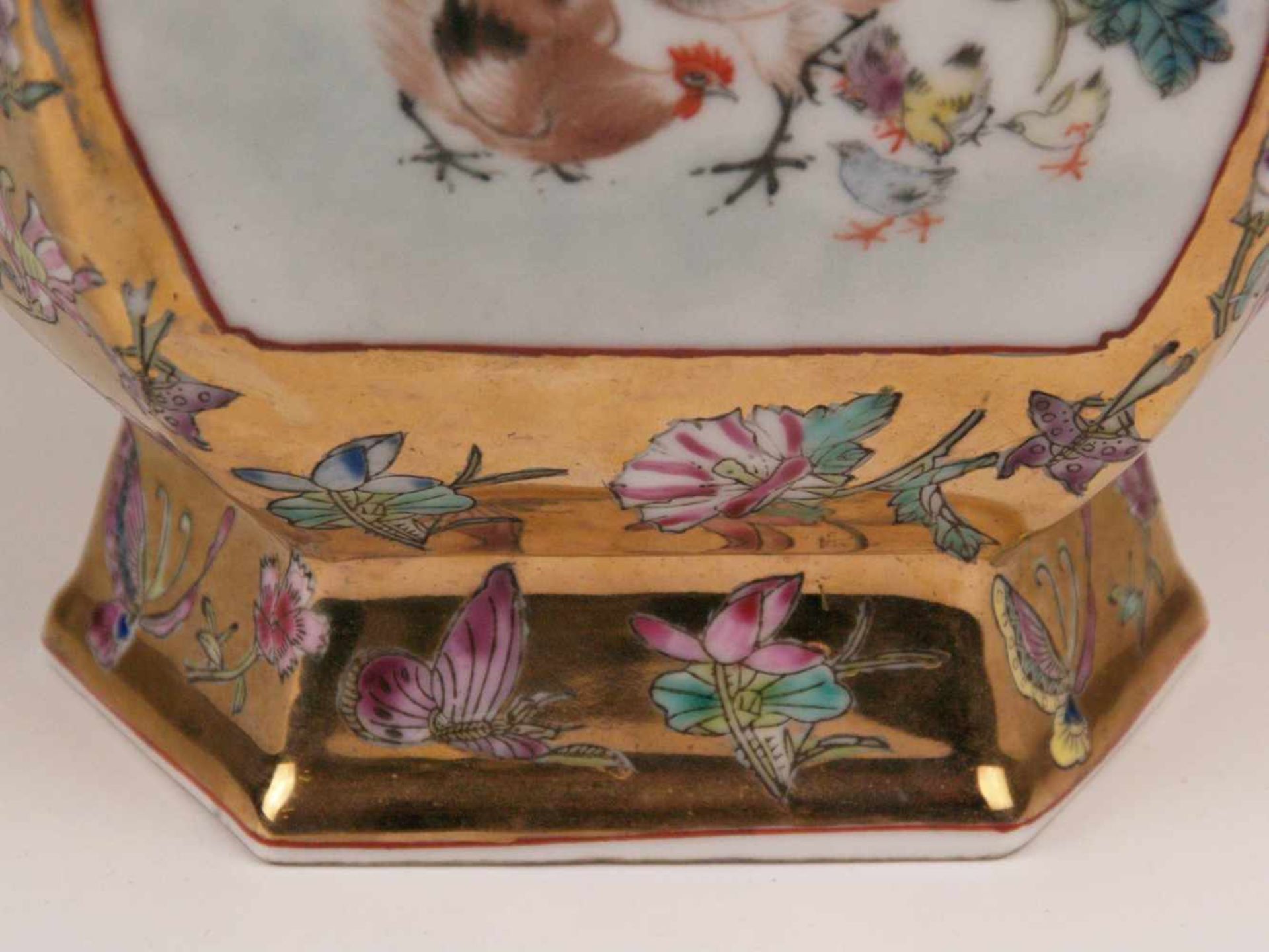 Vase in Hu-Form - China,dickwandiges Porzellan,Goldfond mit gestreutem Blumen-und - Bild 6 aus 7