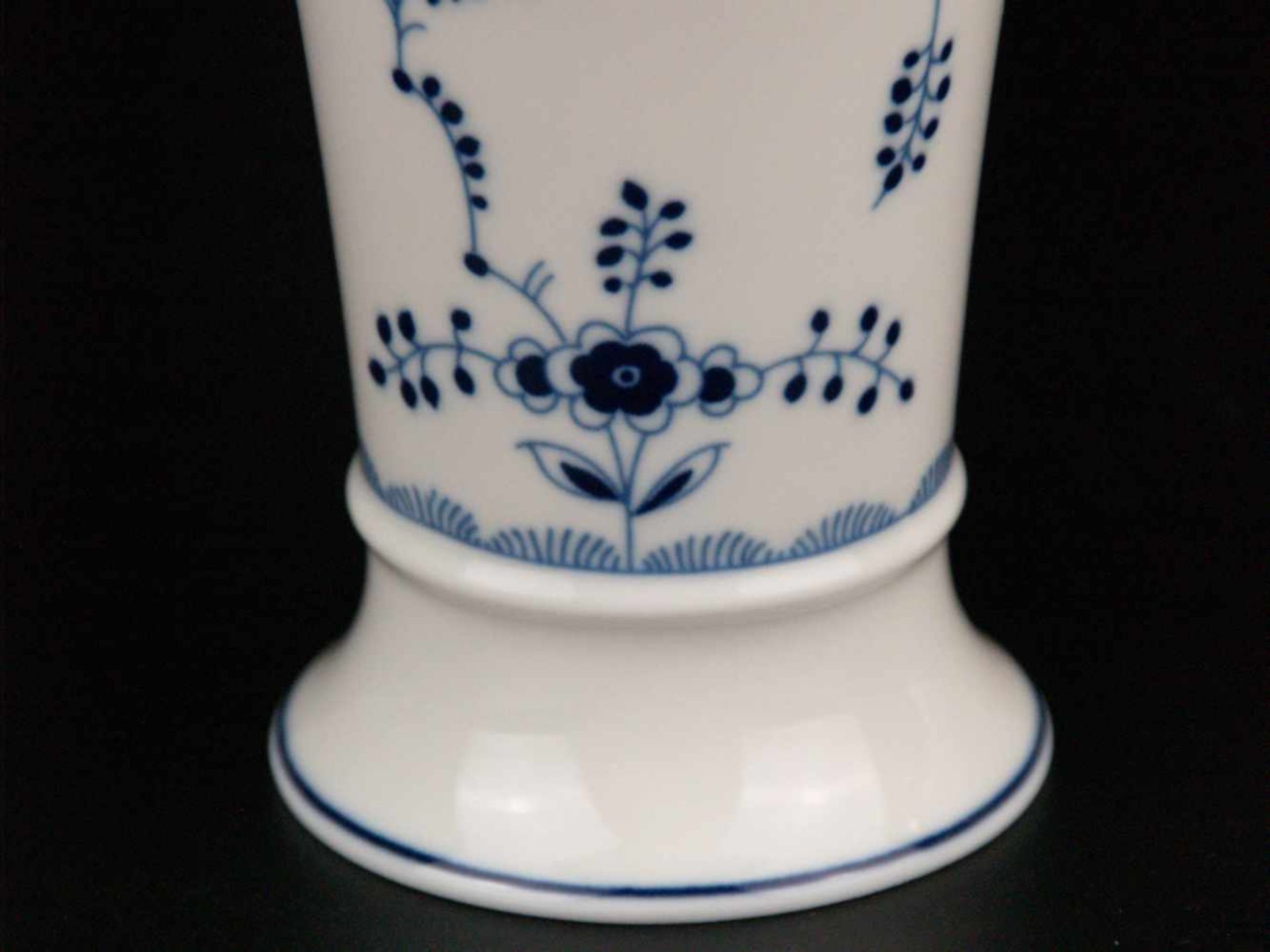 Zwei Vasen Höchst - blaue Radmarke, Trompetenform mit auskragendem Rand, blauer Streublumendekor, - Bild 3 aus 4