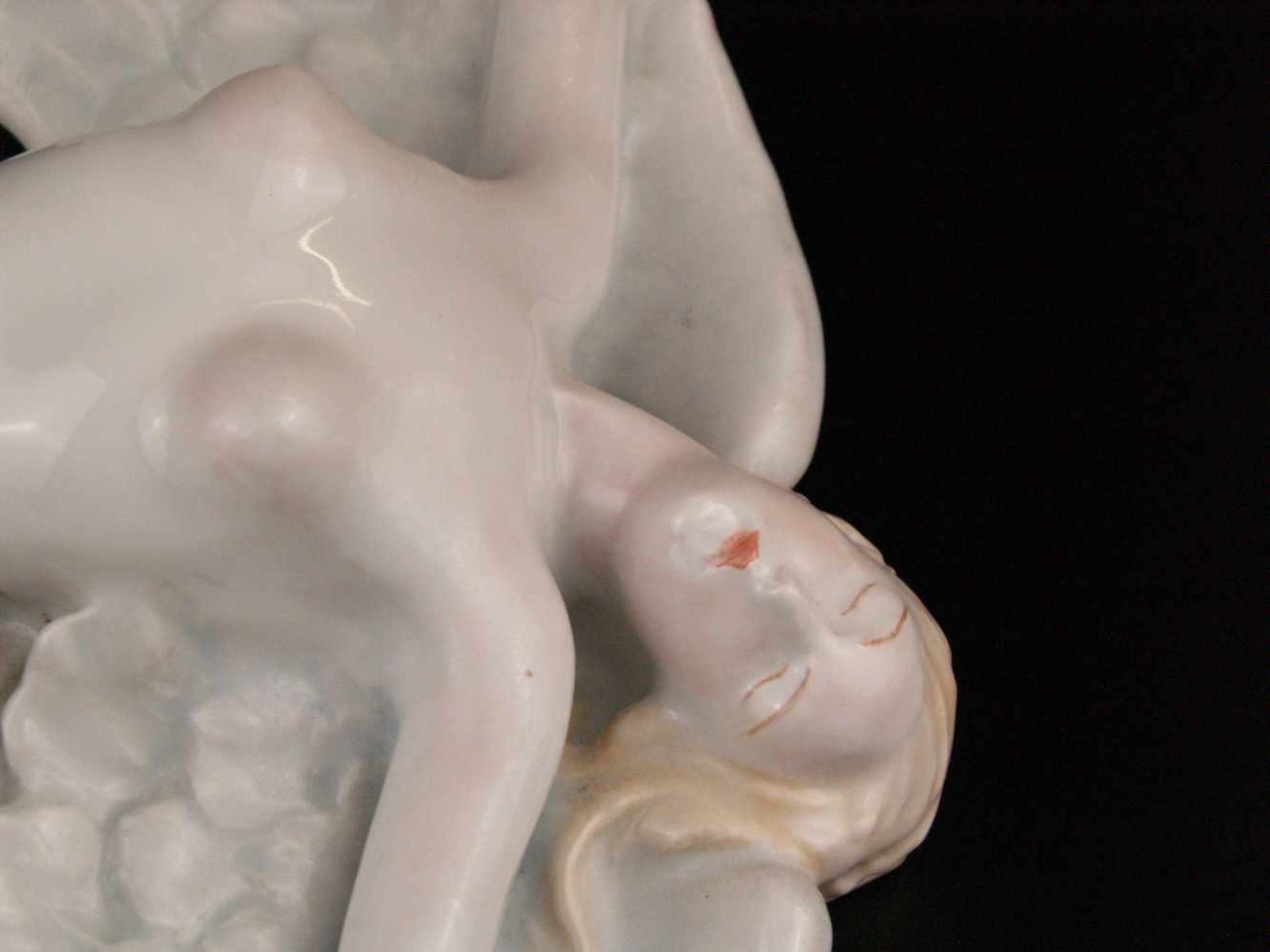 Porzellanfigur Herend - Geflügelte Frauengestalt auf einem naturalistischem Sockel liegend, Modell- - Bild 3 aus 8
