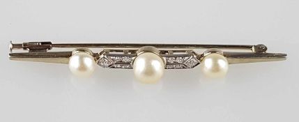 Perlen-Nadelbrosche - Art Déco, besetzt mit drei runden Perlen mit feinem silbrigem Lüster sowie