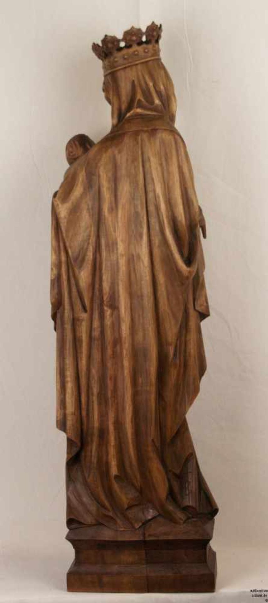 Madonna mit Kind - Holz vollrund geschnitzt, hinten abgeflacht, auf einer Plinthe stehende, Maria - Bild 2 aus 6