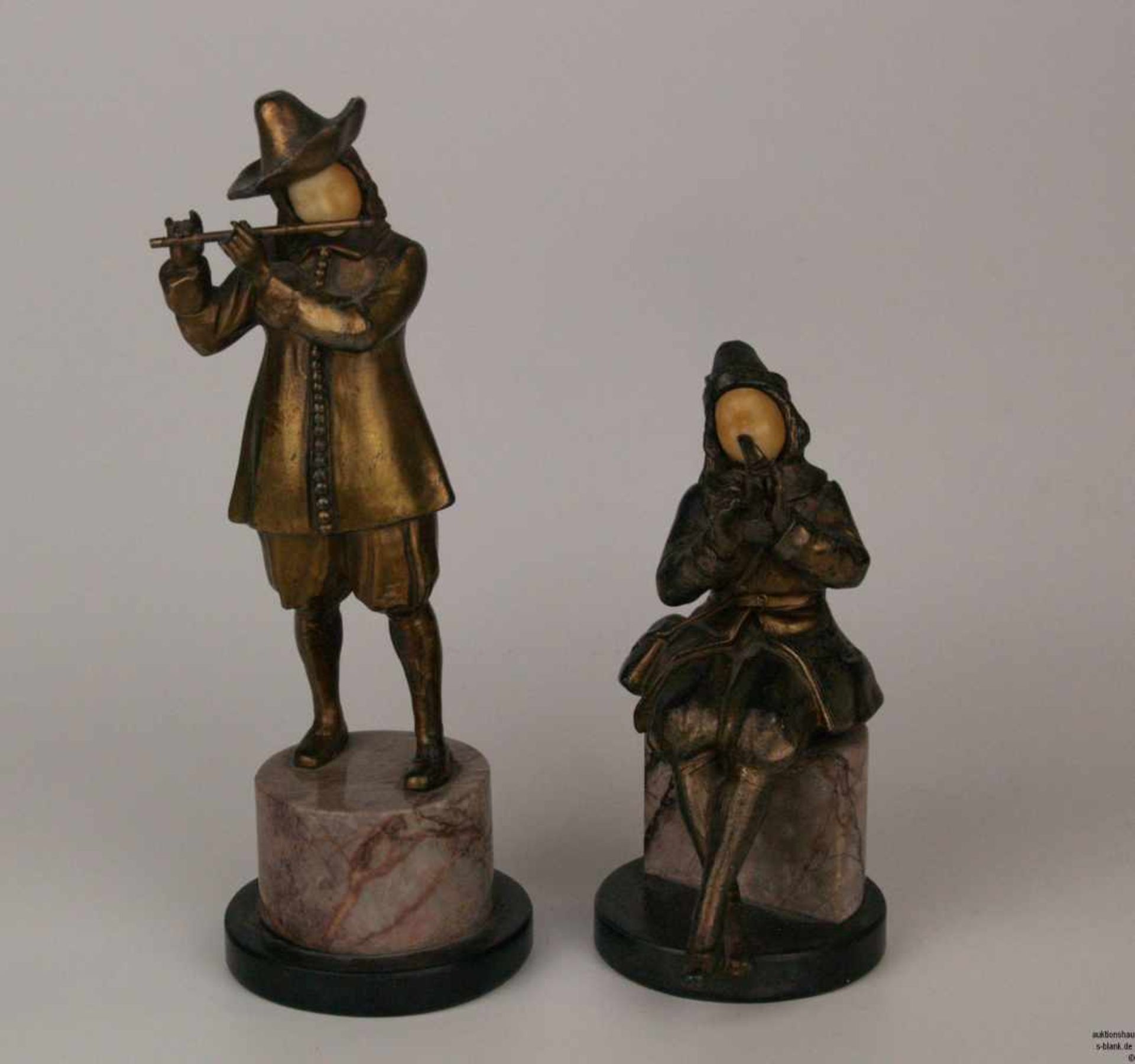 Paar Bronzefiguren "Flötenspieler" - Bronze, patiniert, Gesicht Elfenbein, geschnitzt, stehender und