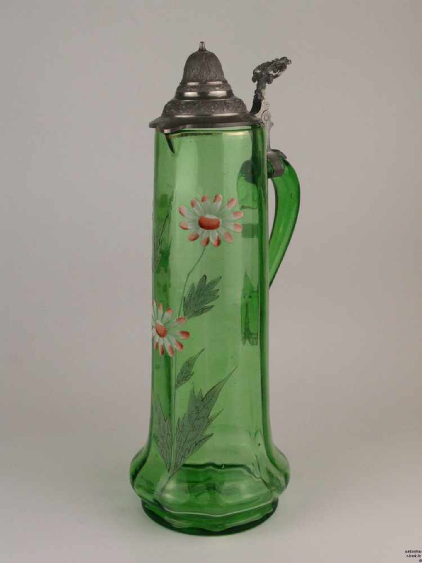 Großer Glaskrug mit Zinndeckel - Grüner Glaskrug mit polychromer Emailmalerei, Blumenmuster,