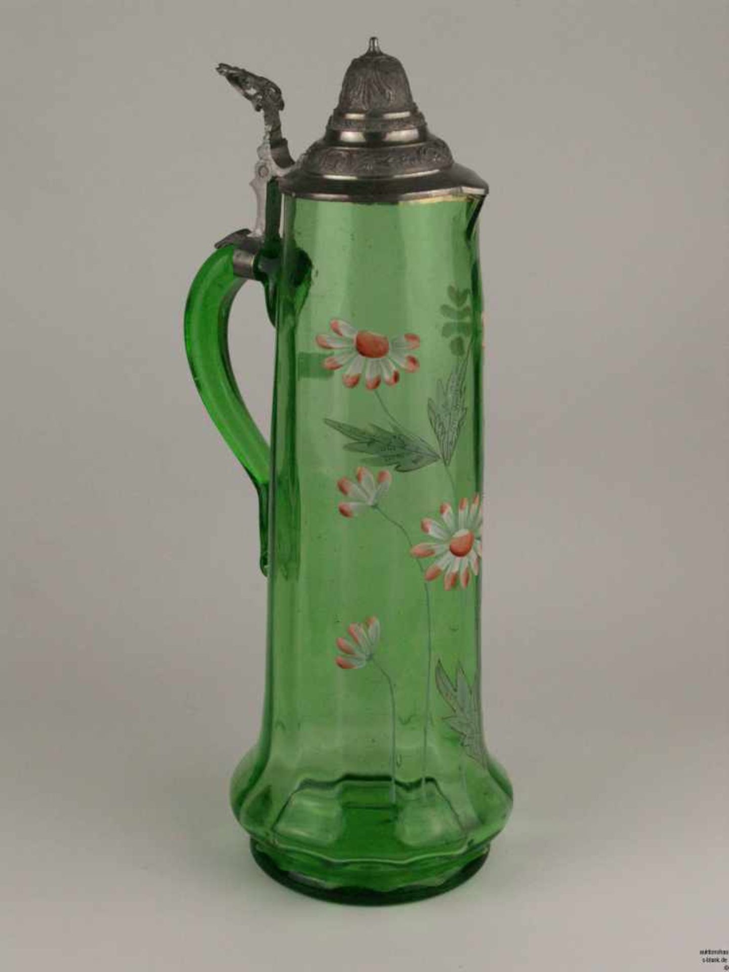 Großer Glaskrug mit Zinndeckel - Grüner Glaskrug mit polychromer Emailmalerei, Blumenmuster, - Bild 2 aus 6