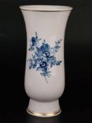 Vase Meissen - unterglasurblaue Schwertermarke, blaues Blumenmuster, goldgerandet, Trompetenform,