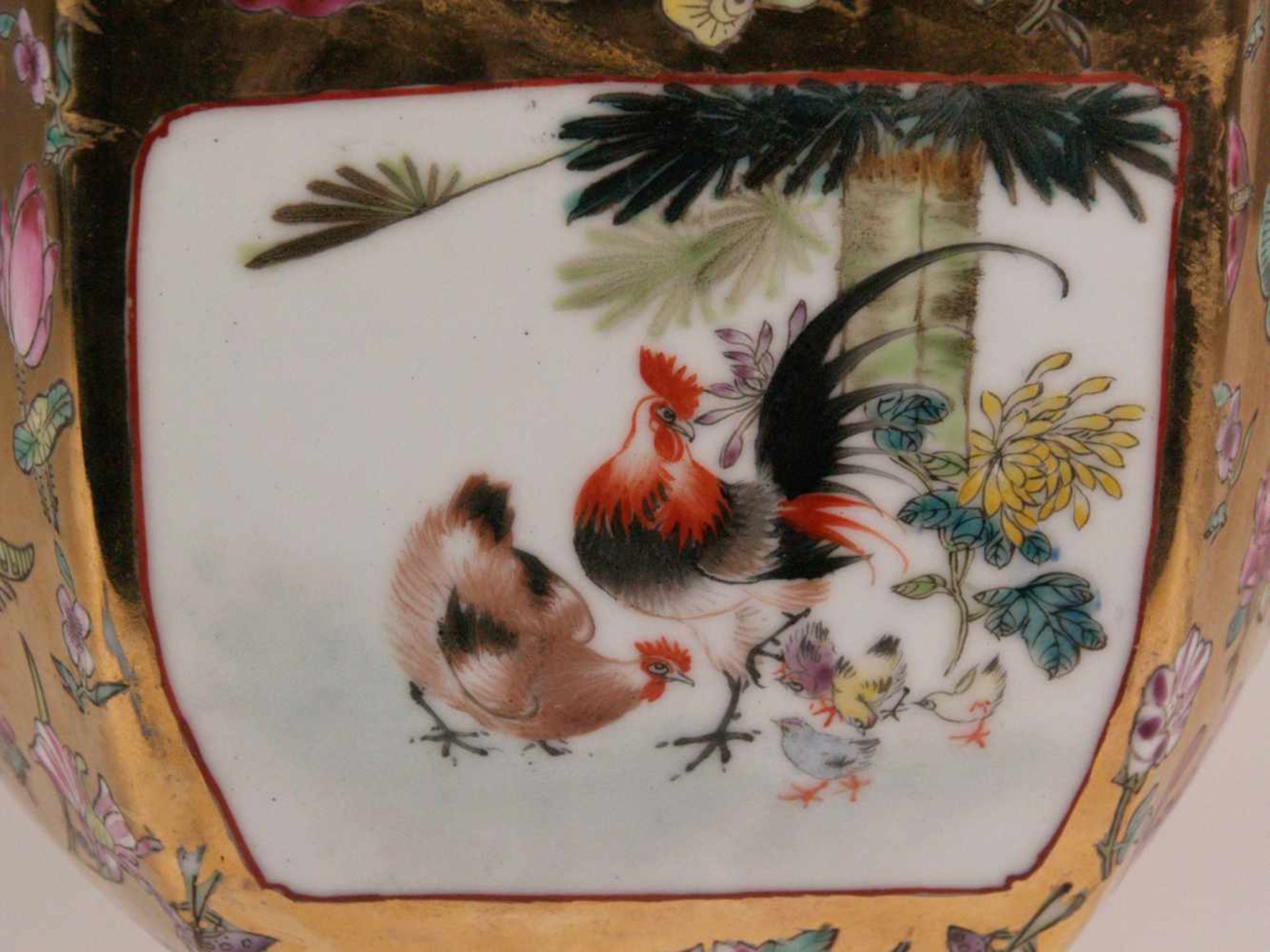 Vase in Hu-Form - China,dickwandiges Porzellan,Goldfond mit gestreutem Blumen-und - Bild 5 aus 7