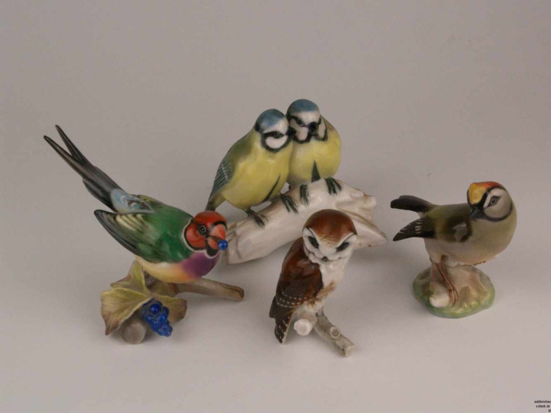 Konvolut Porzellan-Vogelfiguren - Hutschenreuther, alle mit grüner Löwenmarke,naturalistisch