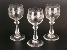 Drei Weingläser - farbloses Glas, geschliffen, umlaufend ornamentaler Ätzdekor, leicht gewölbter