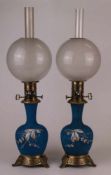 Zwei Petroleumlampen - wohl Frankreich 1870/1880, vasenförmiger Porzellankorpus, türkisblauer Fond
