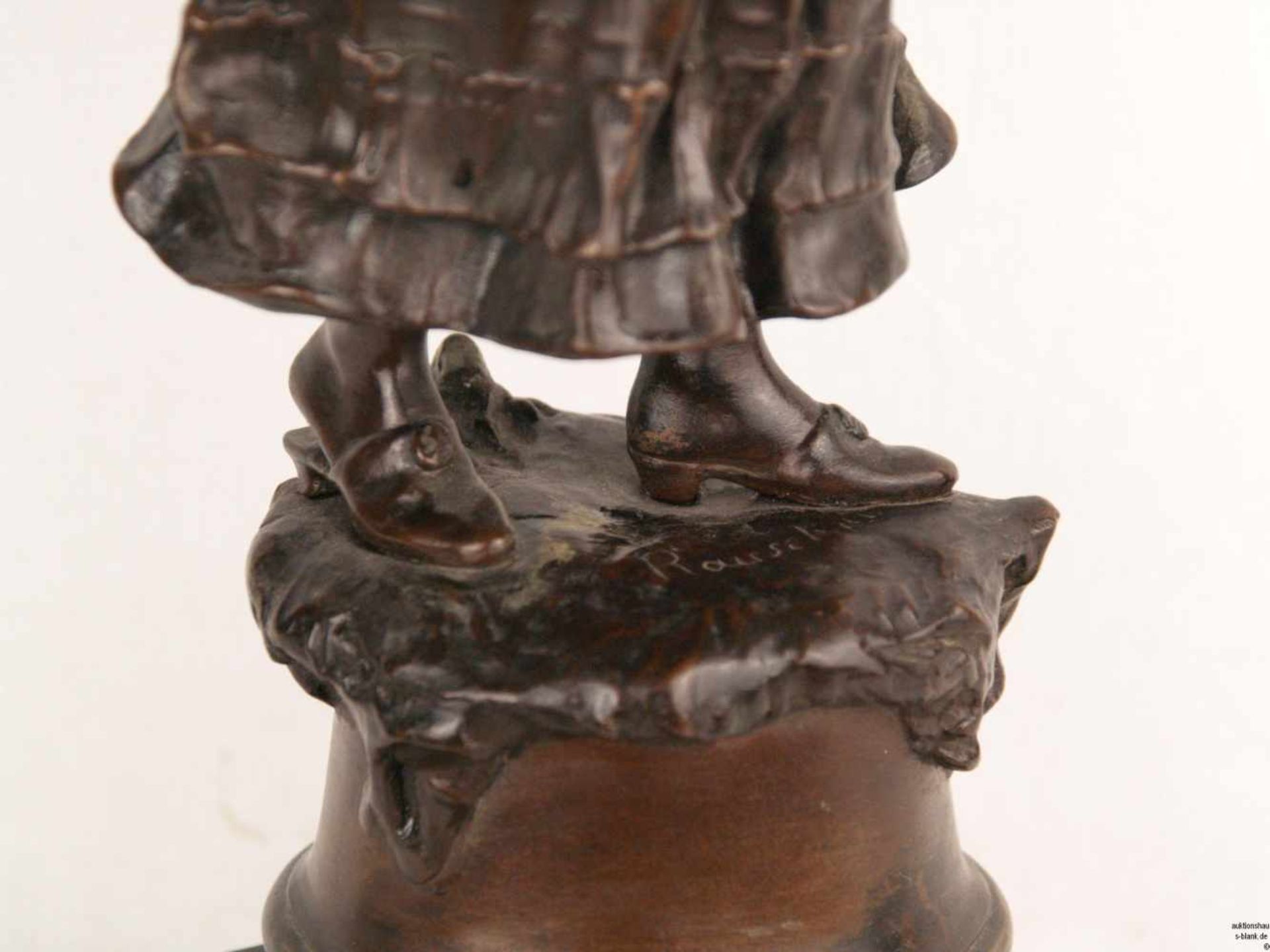 Die Wasserträgerin - Bronze, dunkel patiniert, auf ovaler Naturplinthe aufrecht stehende junge - Bild 5 aus 7