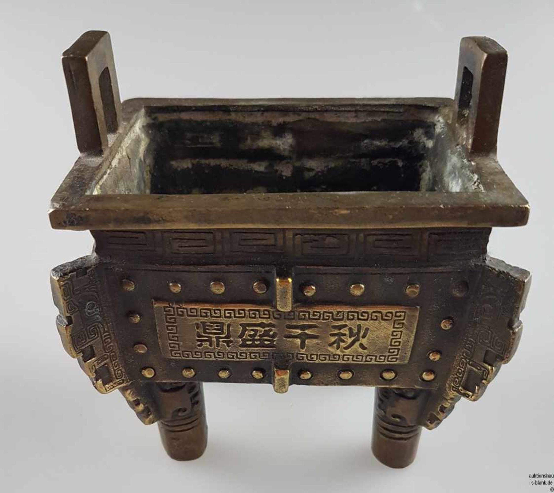 Kleines Bronzegefäß - China, Bronzelegierung,Typus "Fang Ding" im archaischem Stil,rechteckiges - Bild 4 aus 7