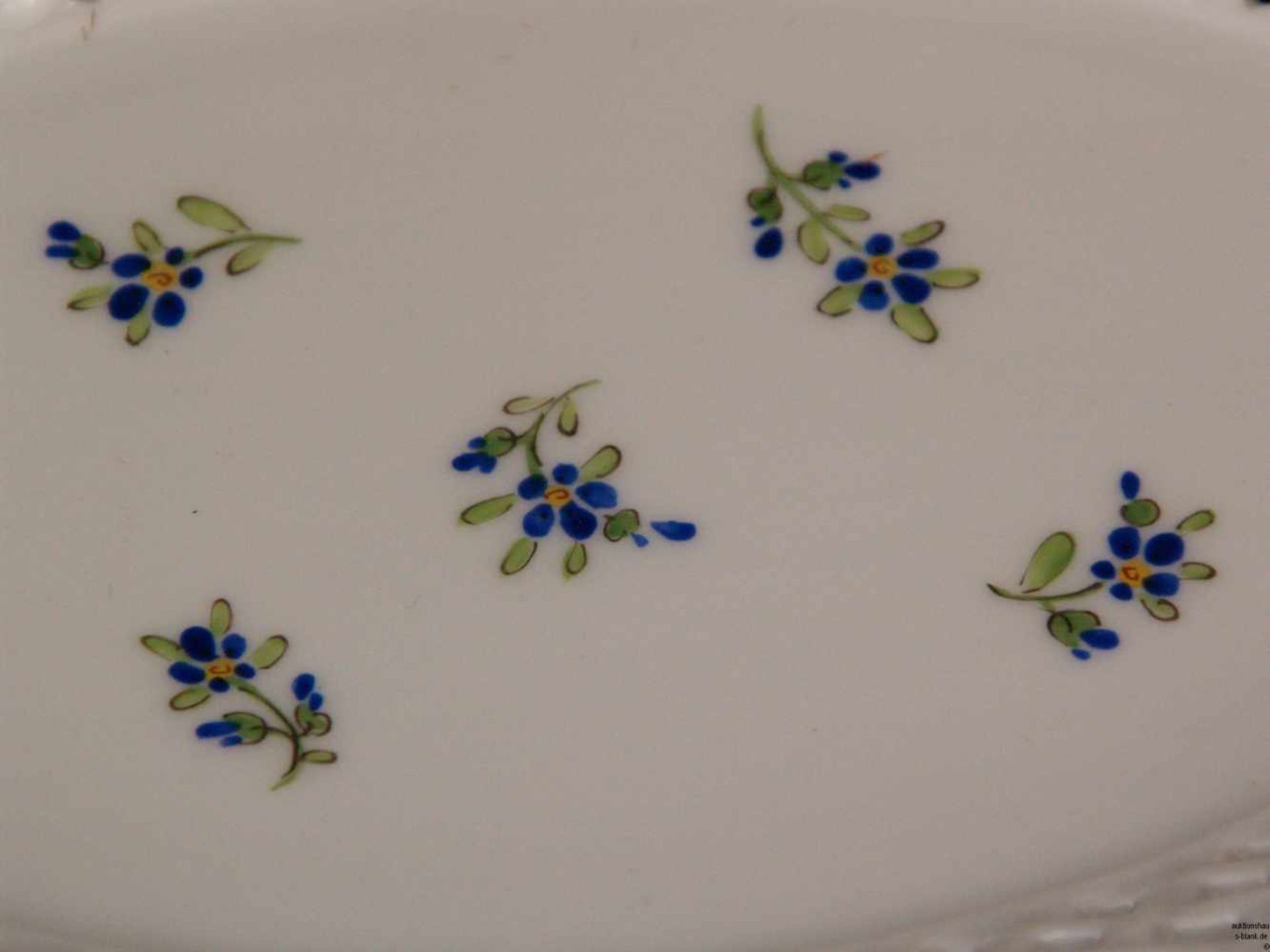 Gebäckschale Höchst - blaue Radmarke mit Malerzeichen, polychrom bemalt mit Streublumendekor, - Bild 2 aus 4