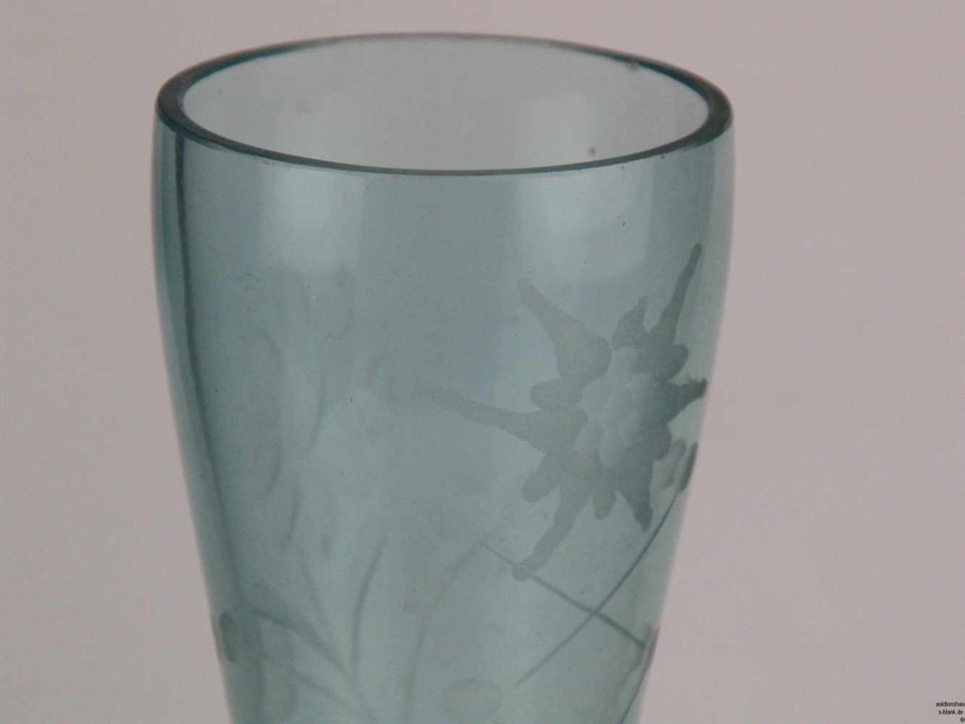 Bierstiefel - aquamarin farbiges Glas, Stiefelform, mit floralem Schliffdekor, Gebrauchsspuren, H. - Bild 2 aus 3