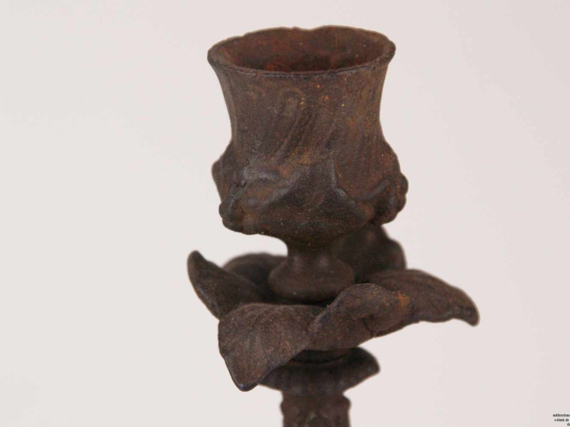 Kerzenleuchter Putto - Berliner Eisen, Schaft als vollplastischer Putto, der einen Blütenstängel - Bild 2 aus 6