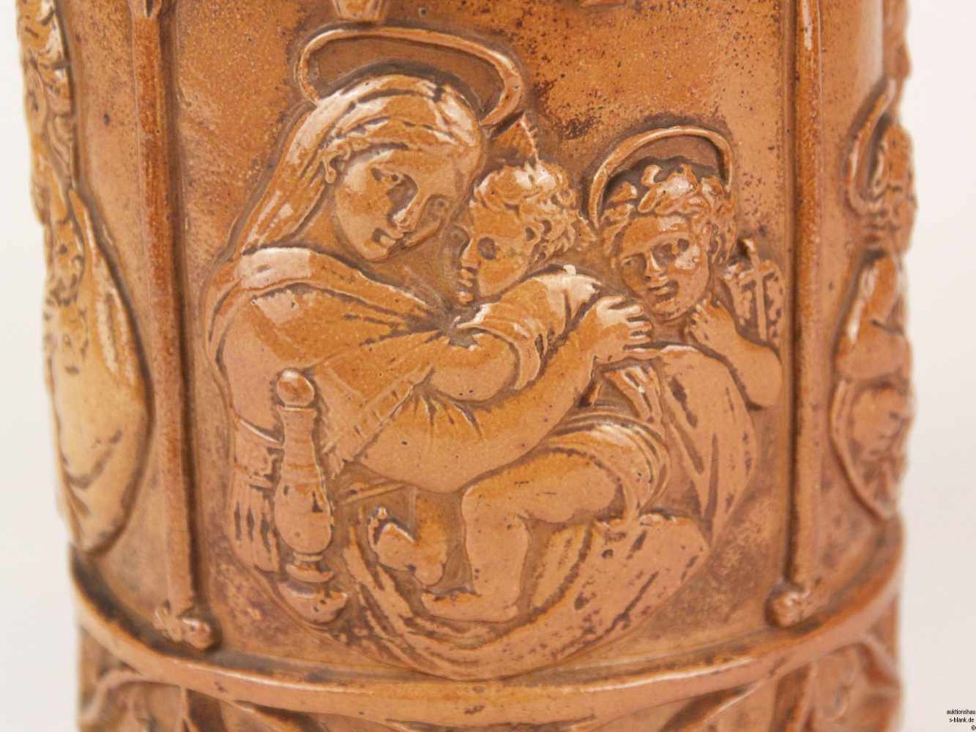 Schraubflasche - 19. Jh., Steingut, braun glasiert, Reliefdekor mit Heiliger Familie in stilisierter - Bild 6 aus 8