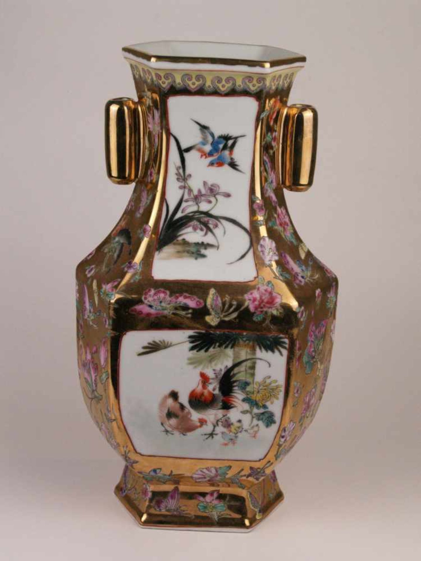 Vase in Hu-Form - China,dickwandiges Porzellan,Goldfond mit gestreutem Blumen-und