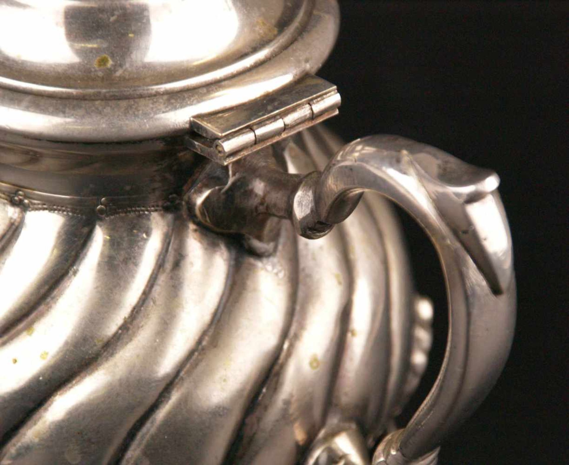 Kanne - Silber?,wohl osmanisch, godronierte Wandung auf vier Standfüßen, stupaartiger gestufter - Bild 3 aus 6