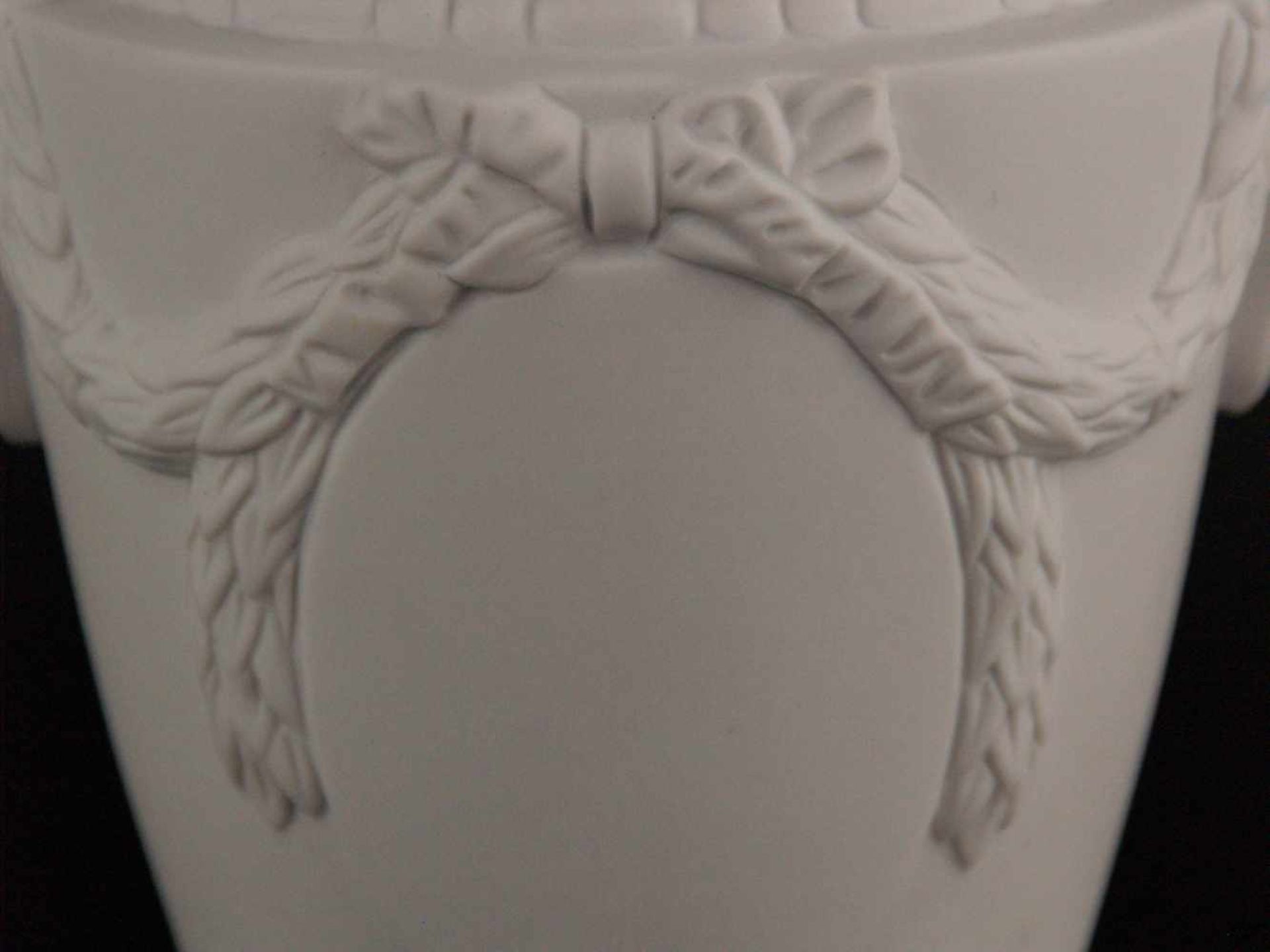 Doppelhenkel-Vase Höchst - blaue Radmarke, weißes Biskuitporzellan, qudratischer Sockel,gefußte - Bild 4 aus 6