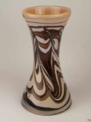 Vase Eisch - Glashütte Eisch, mittig eingeschnürte Form auf rundem Stand, Klarglas farbig