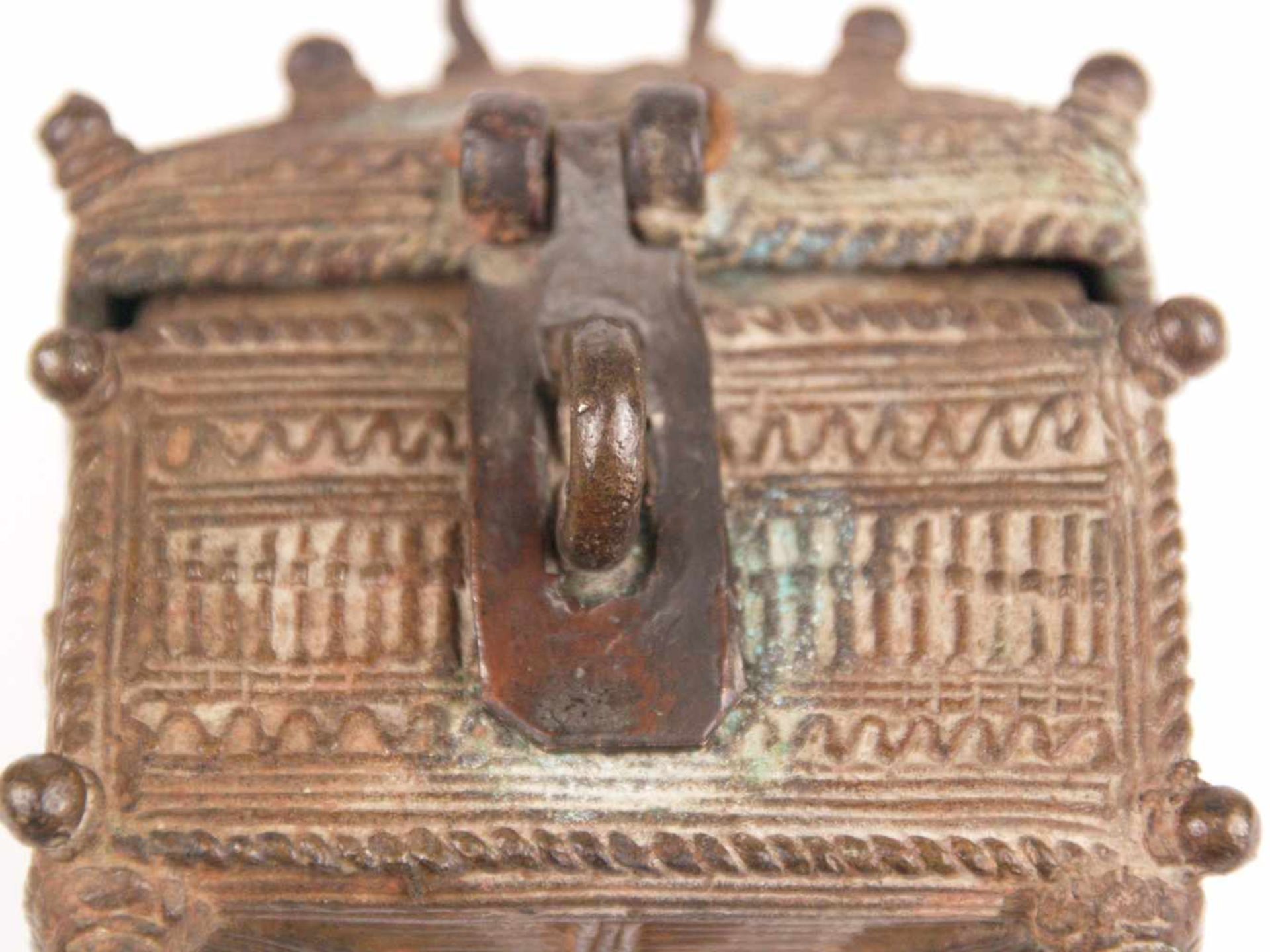 Kleine Schatulle - Bronze, Benin?, rechteckiger Korpus mit Schließe auf vier hohen Füßen, gegrateter - Bild 3 aus 5