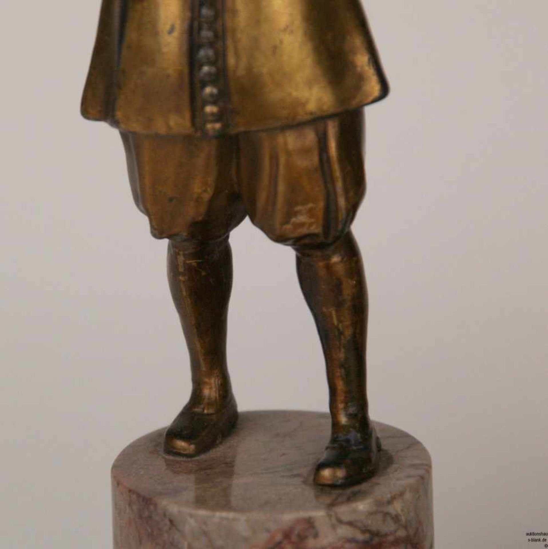 Paar Bronzefiguren "Flötenspieler" - Bronze, patiniert, Gesicht Elfenbein, geschnitzt, stehender und - Bild 3 aus 6
