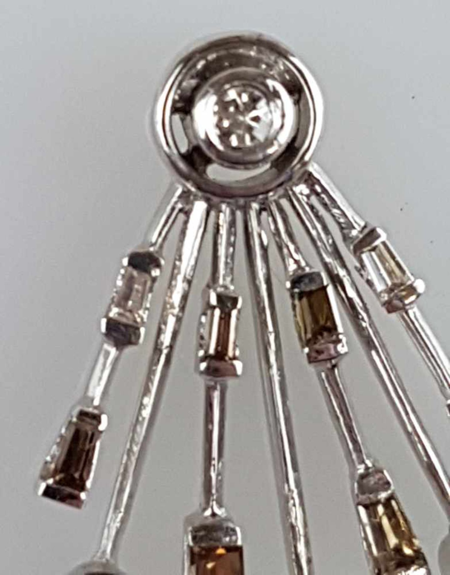 Anhänger - Art-Déco-Stil,strahlenförmig,L.ca.2,8cm, besetzt mit 4 Diamanten im Brillantschliff ( - Bild 3 aus 4