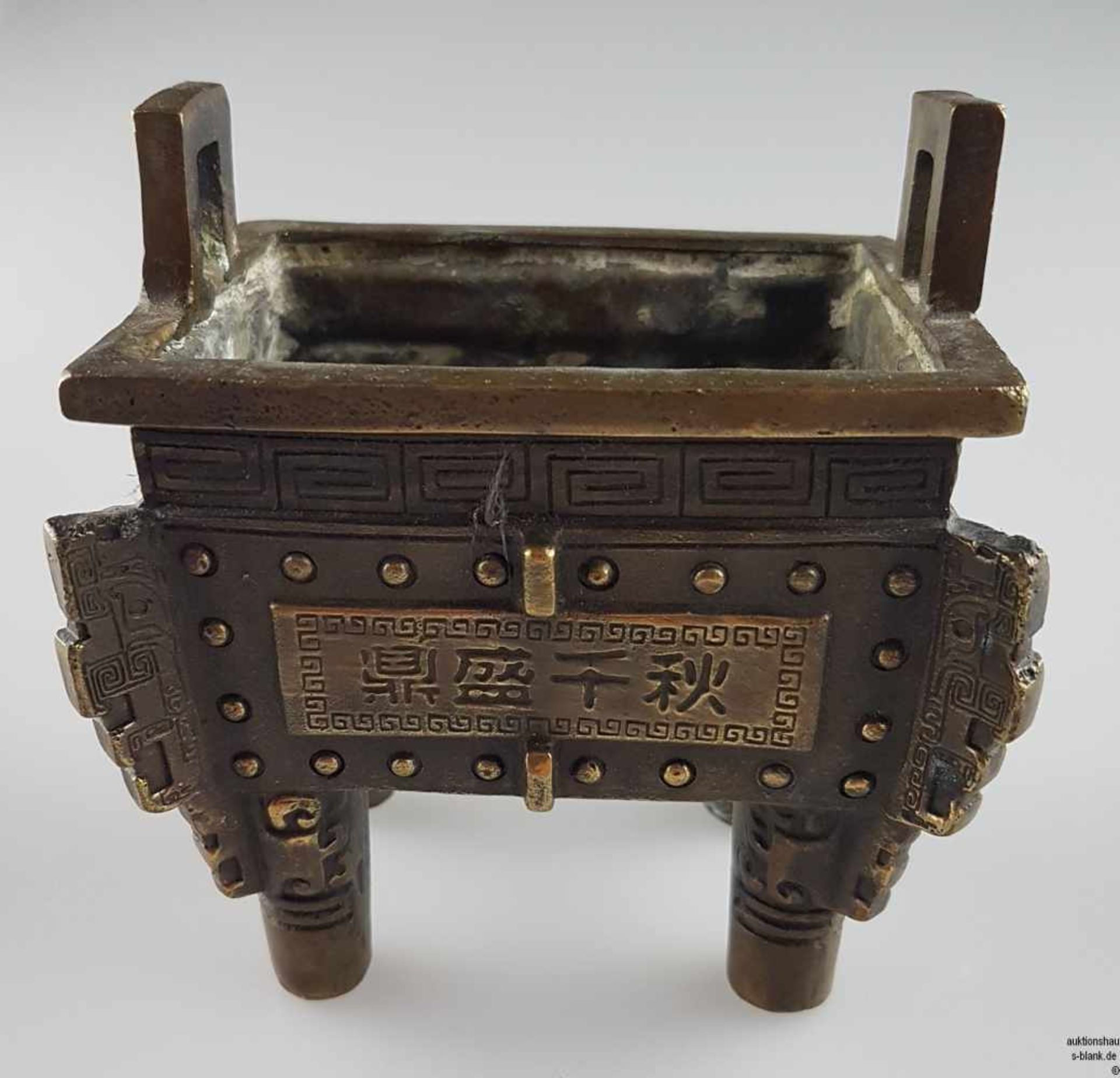 Kleines Bronzegefäß - China, Bronzelegierung,Typus "Fang Ding" im archaischem Stil,rechteckiges