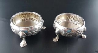 Paar Gewürzschalen- England,London,Sterling Silber, um 1745, halbkugelförmiger Korpus auf drei