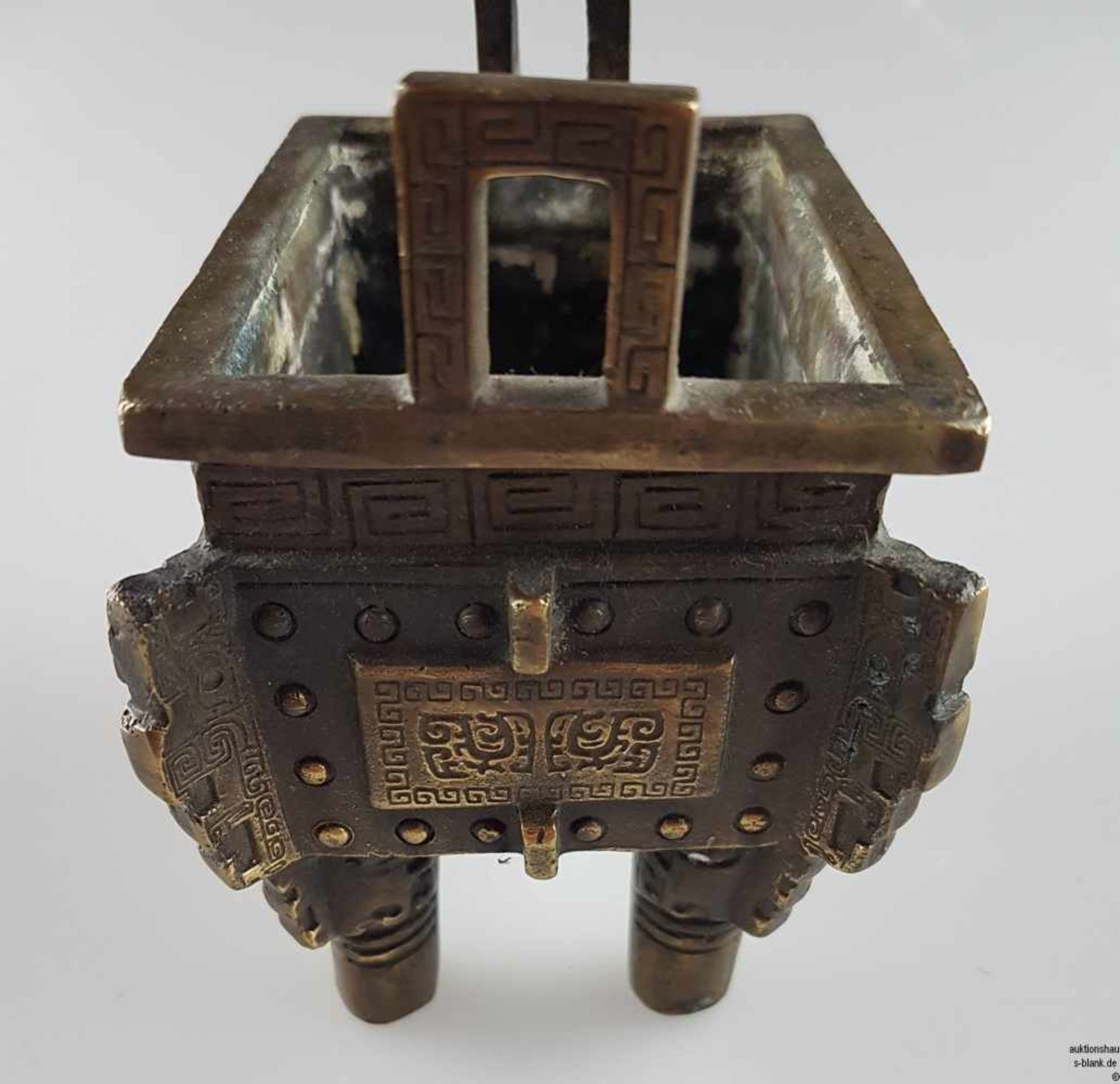 Kleines Bronzegefäß - China, Bronzelegierung,Typus "Fang Ding" im archaischem Stil,rechteckiges - Bild 3 aus 7