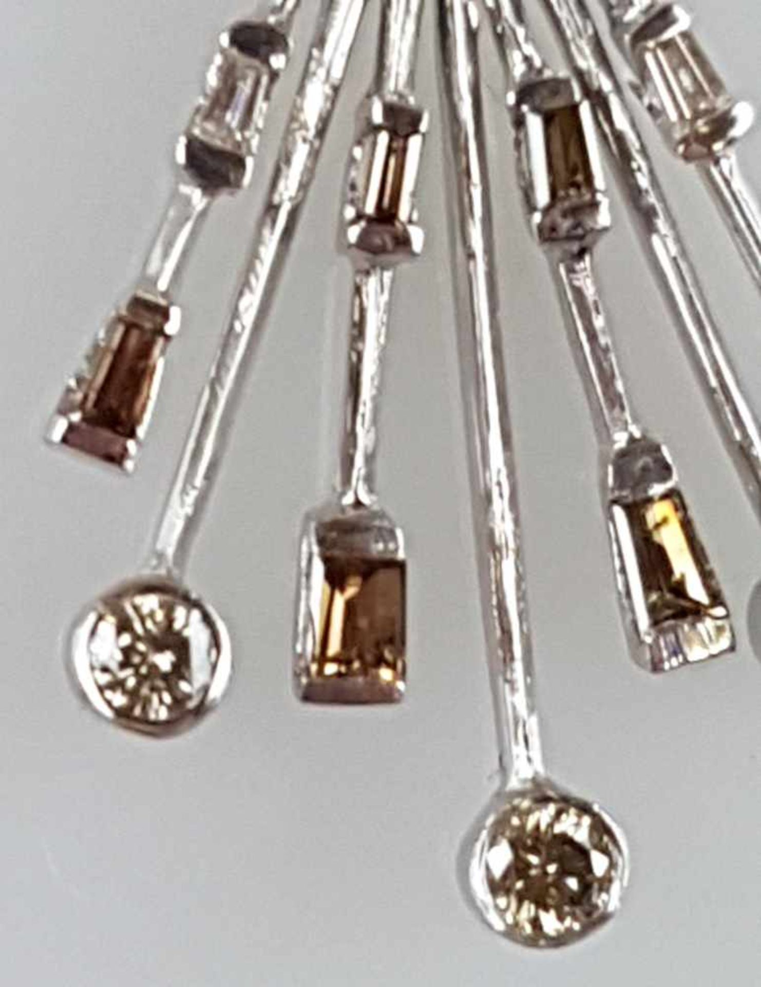 Anhänger - Art-Déco-Stil,strahlenförmig,L.ca.2,8cm, besetzt mit 4 Diamanten im Brillantschliff ( - Bild 2 aus 4