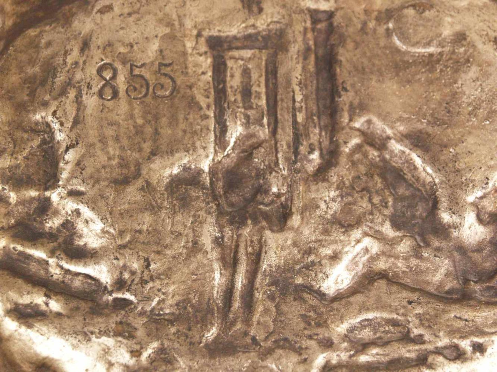 Eisenteller - Wandteller, Eisen, mit üppigem reliefplastischem Dekor, im Spiegel Szene mit drei - Bild 5 aus 5