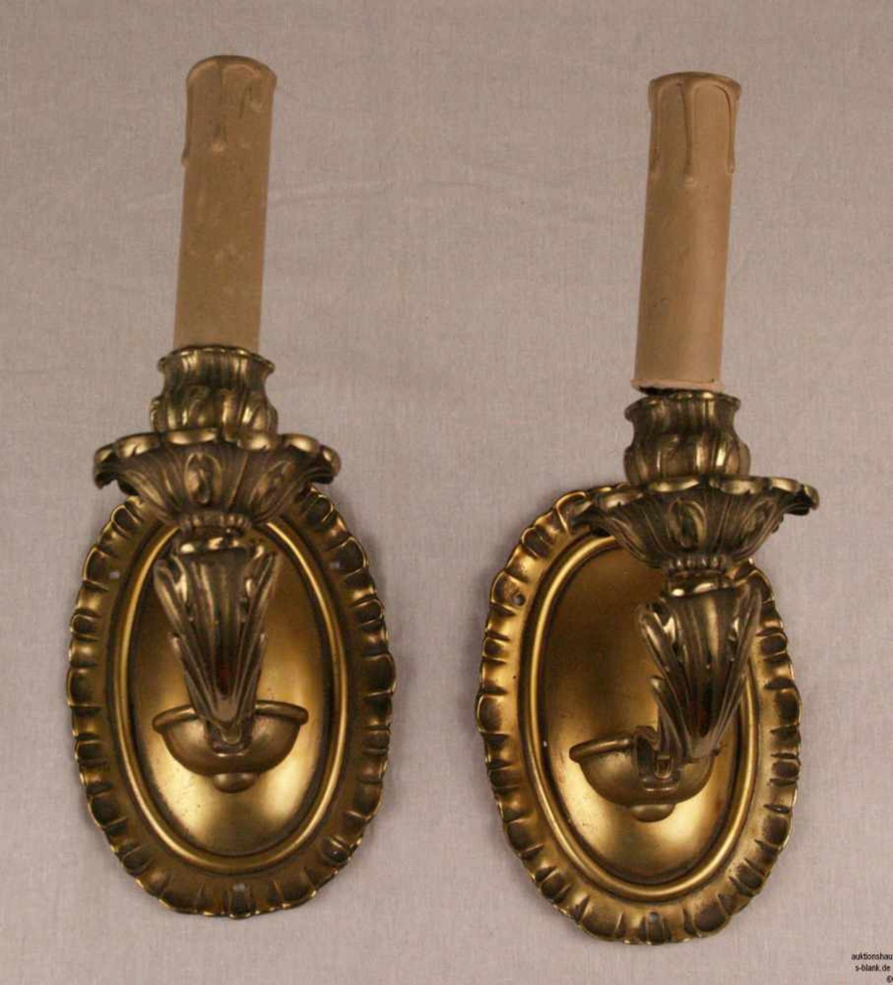 Zwei Wandleuchter - Messing, ovale Wandappliken mit geschwungenem Leuchterarm und vasenförmiger