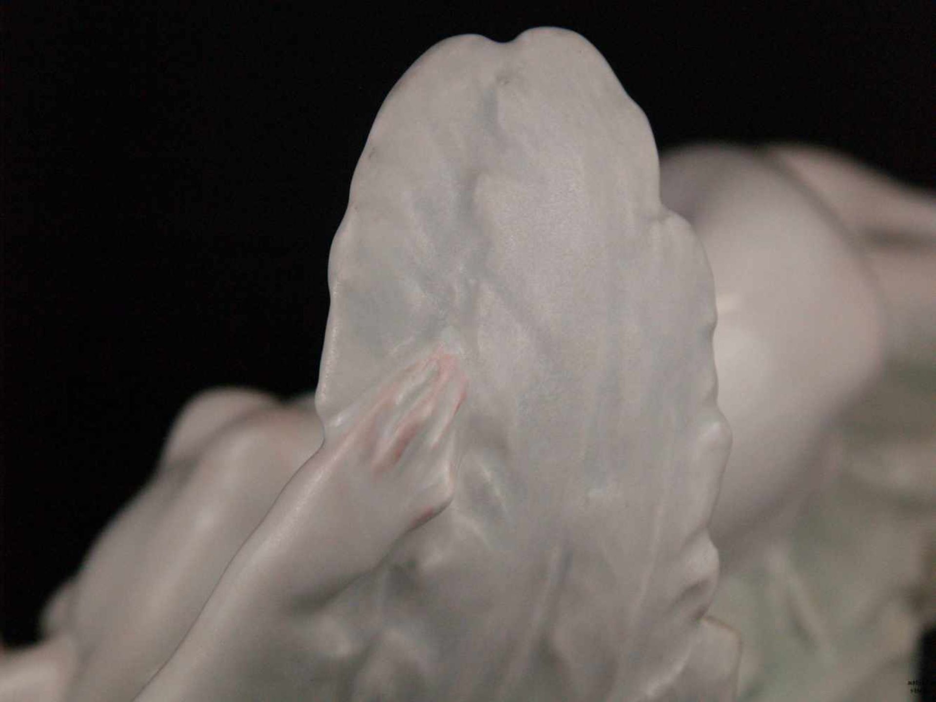 Porzellanfigur Herend - Geflügelte Frauengestalt auf einem naturalistischem Sockel liegend, Modell- - Bild 6 aus 8