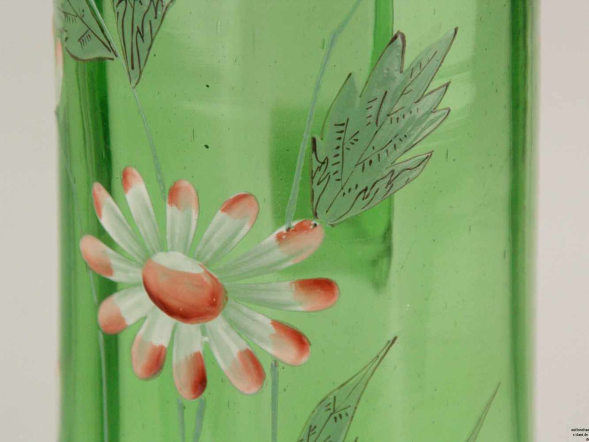 Großer Glaskrug mit Zinndeckel - Grüner Glaskrug mit polychromer Emailmalerei, Blumenmuster, - Bild 5 aus 6