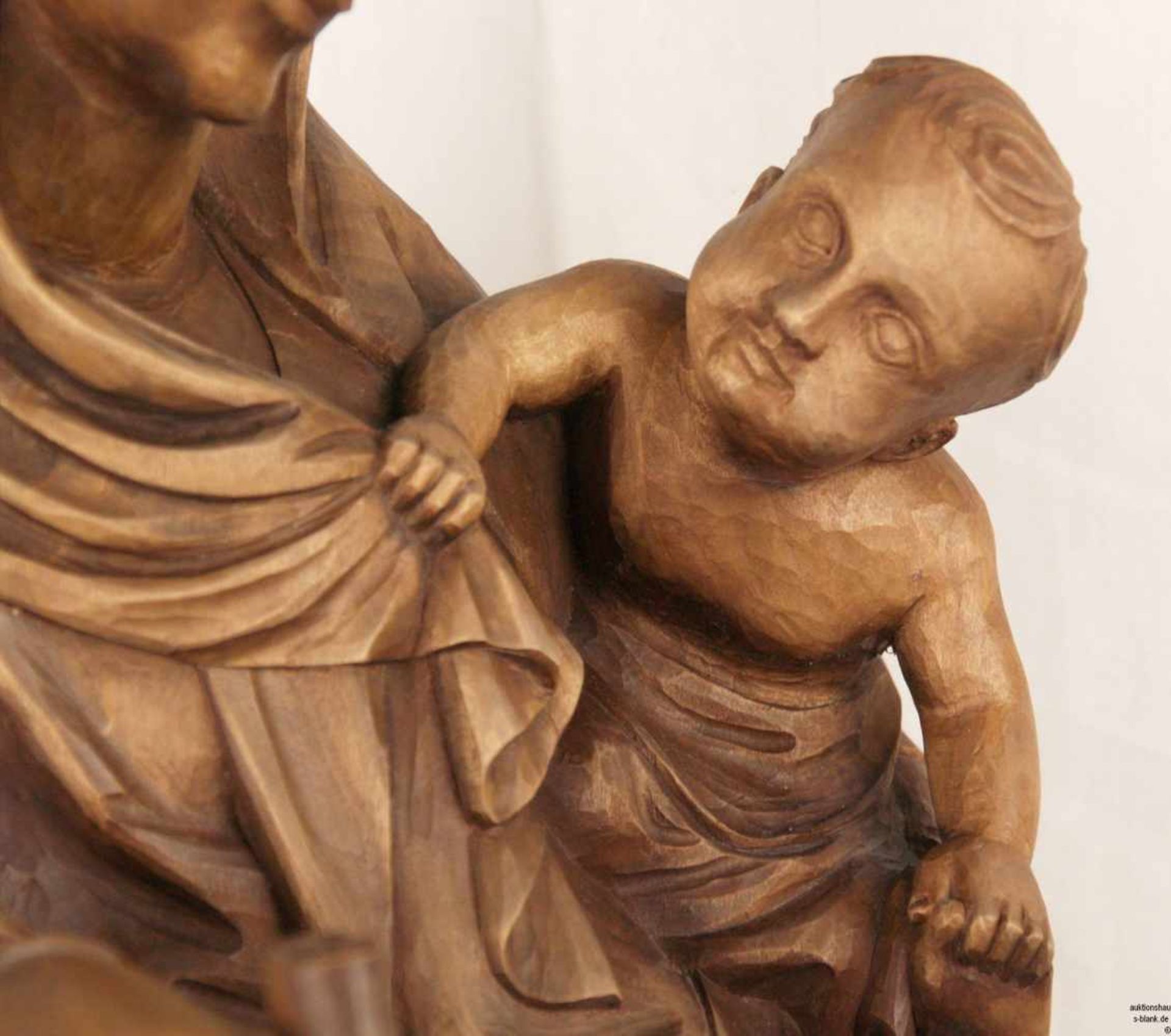 Madonna mit Kind - Holz vollrund geschnitzt, hinten abgeflacht, auf einer Plinthe stehende, Maria - Bild 5 aus 6
