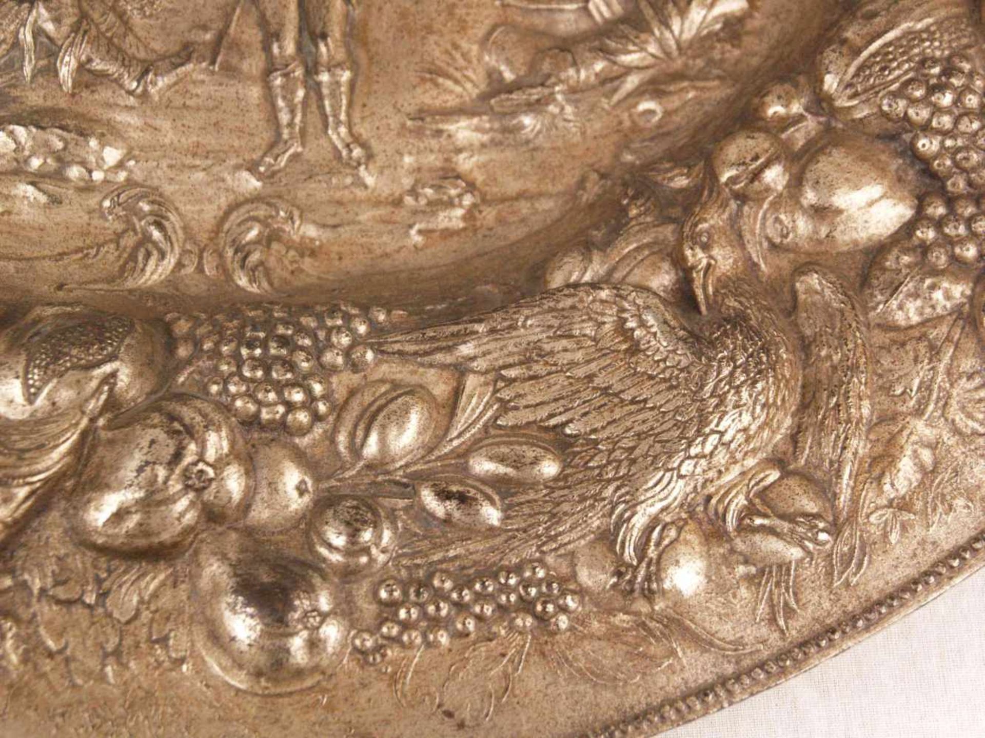 Eisenteller - Wandteller, Eisen, mit üppigem reliefplastischem Dekor, im Spiegel Szene mit drei - Bild 4 aus 5